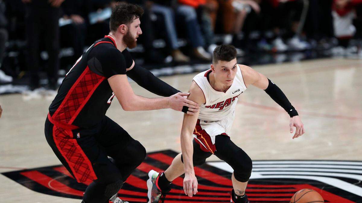 El jugador del Heat Tyler Herro (der.) fue multado con $25,000 por la escaramuza que tuvo con el pivot de los Trail Blazers Jusuf Nurkic (también recibió la misma sanción), el miércoles en el Moda Center en Portland.