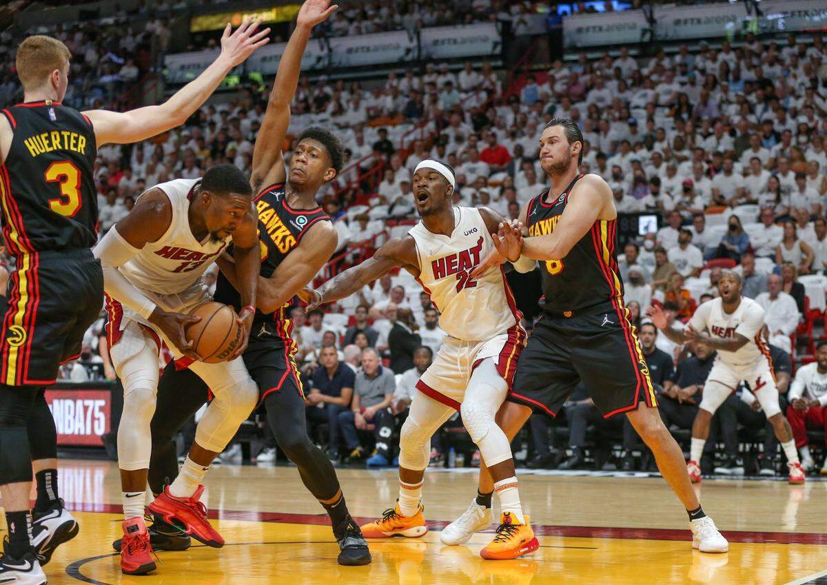 El centro del Heat Bam Adebayo (13) trata de anotar en el segundo juego del playoffs de primera ronda ante los los Hawks de Atlanta, celebrado el 19 de abril de 2022 en Miami.