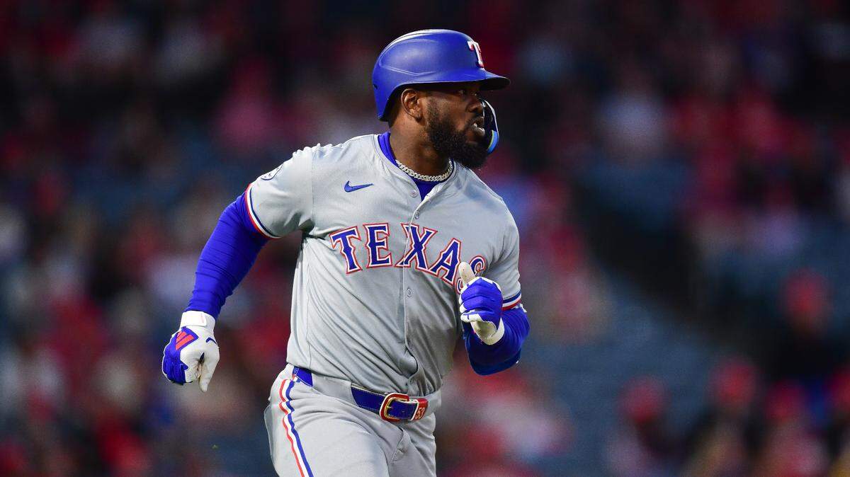 El jardinero de los Rangers de Texas Adolis García batea un jonrón en el primer inning del partido ante los Angelinos de Los Angeles, celebrado el 27 de septiembre de 2024 en Anaheim, California.