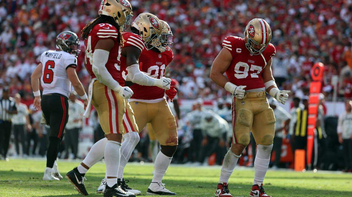 El defensive end de los 49ers de San Francisco Nick Bosa (97) celebra tras derribar al quarterback de los Buccaneers Baker Mayfield, en el partido de la NFL celebrado el 10 de noviembre de 2024 en Tampa.