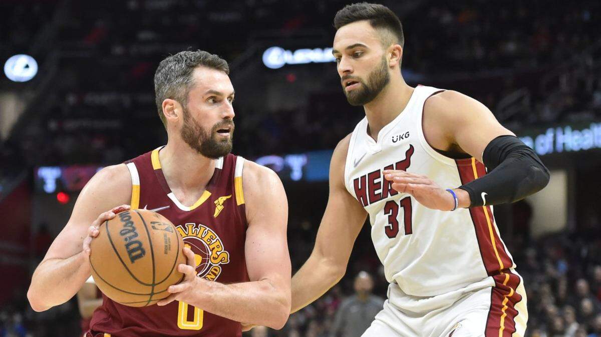 El jugador de los Cavaliers Kevin Love (izq.) trata de pasar la marca de Max Strus, del Heat, en un partido celebrado el 13 de diciembre de 2021 en Cleveland.