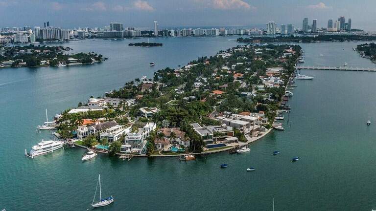 Viviendas de lujo impulsan mercado inmobiliario de Miami-Dade mientras otras ventas se estancan. Esta es la razón