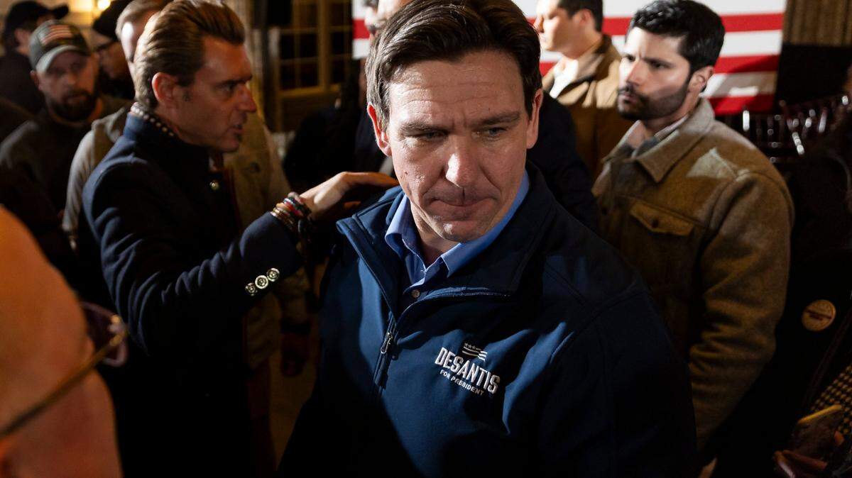El gobernador de la Florida Ron DeSantis saluda a invitados después de asistir a una reunión pública en LaBelle Winery, el miércoles 17 de enero de 2024, en Derry, Nueva Hampshire.