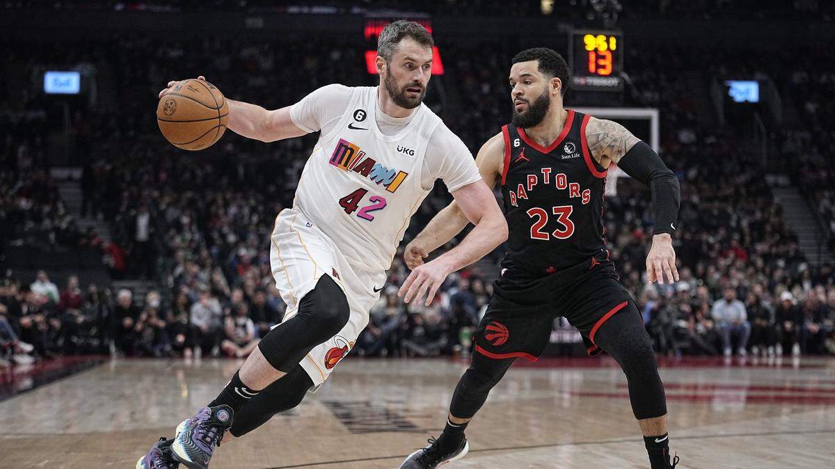 El jugador del Heat Kevin Love entra al aro ante la marca de Fred VanVleet, de los Raptors, en el partido celebrado el 28 de marzo de 2023 en Toronto.
