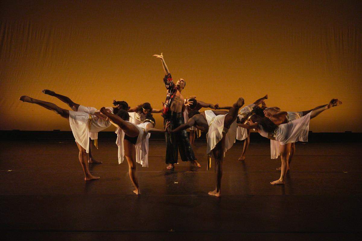 Camilo Toro (al centro) y los bailarines de PLGDC en “Ritual Interior”, coreografía de Peter London.