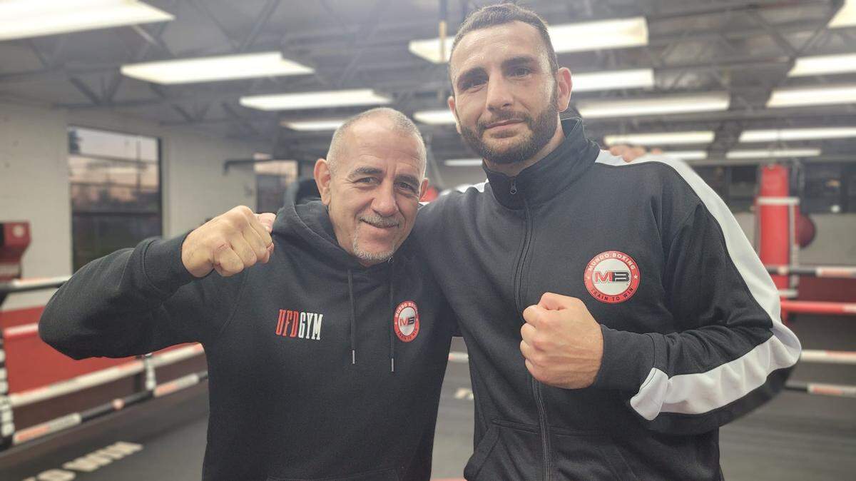 Noel Mikaelian (der.) vino a Miami para buscar las enseñanzas de Pedro Díaz y de su equipo Mundo Boxing.