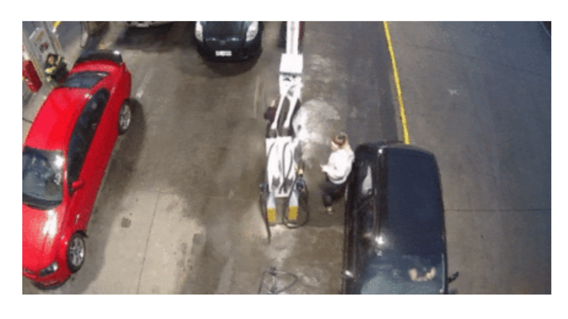 Mujer se salva de sufrir grave golpe con manguera de gasolina que salió volando