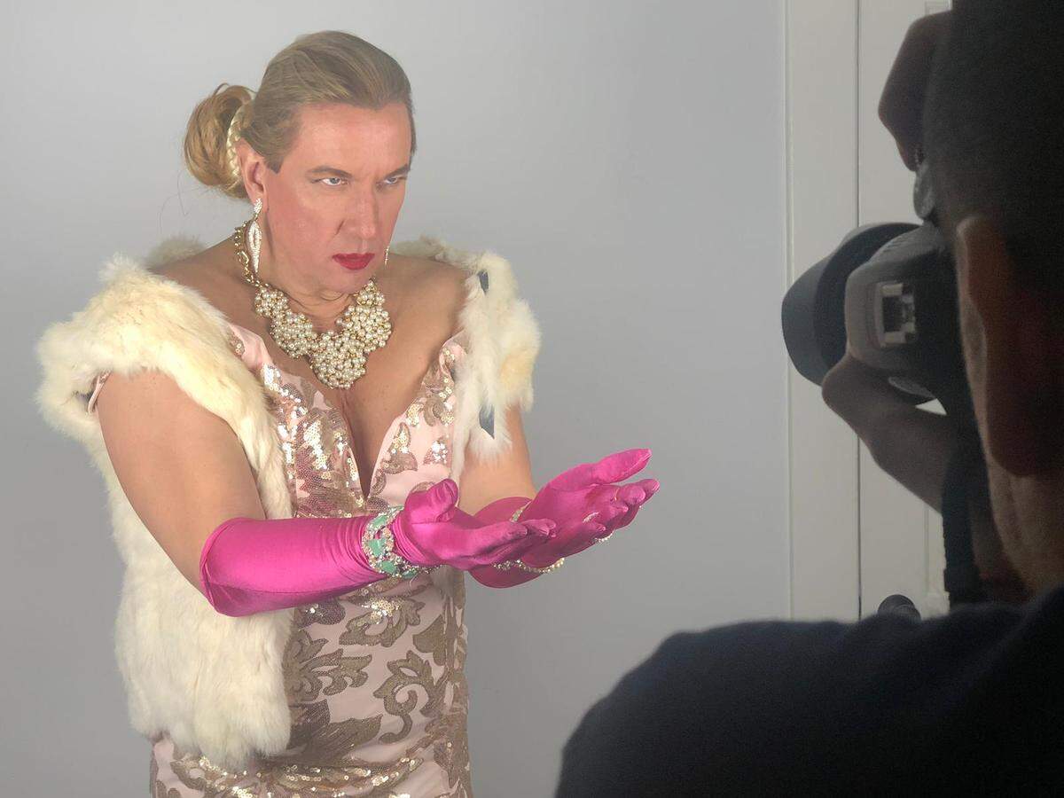 Javier Ceriani se identifica con Evita Perón por su obsesión por el glamour y su afán por mercadear su imagen.