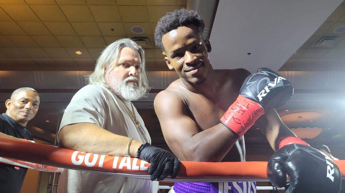 El cubano Alejandro Rodríguez venció con un nocaut espectacular al nica Eduardo Torrez. En la foto junto al entrenador Osmiri Fernández.