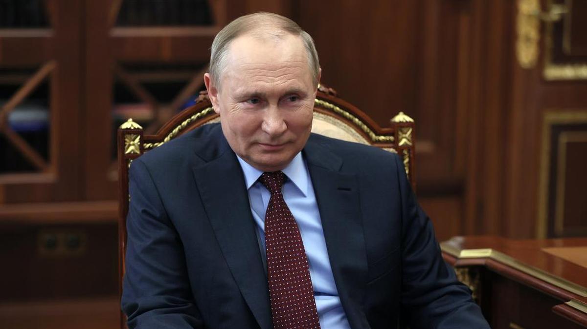 El presidente ruso, Vladimir Putin, escucha al jefe de la Unión Rusa de Industriales y Empresarios, Alexander Shokhin, durante su reunión en Moscú, Rusia, el miércoles 2 de marzo de 2022. (Mikhail Klimentyev, Sputnik, Kremlin Pool Photo vía AP)