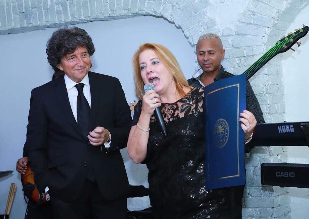 El cantante recibió una proclama que declara el 10 de noviembre Día de Alfredito Rodríguez en la Ciudad de Miami. En la foto junto a Lina S. Ruiz, coordinadora de entrega de estímulos de la Ciudad.