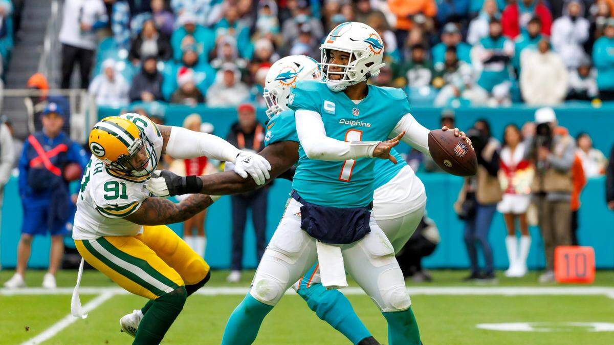 El quarterback de los Dolphins Tua Tagovailoa lanza el ovoide en el partido ante los Packers de Green Bay, celebrado el 25 de diciembre de 2022 en el Hard Rock Stadium en Miami Gardens, Florida.