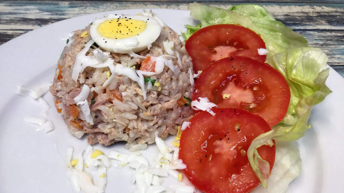 Aprende a preparar esta receta sencilla y sabrosa de arroz con atún