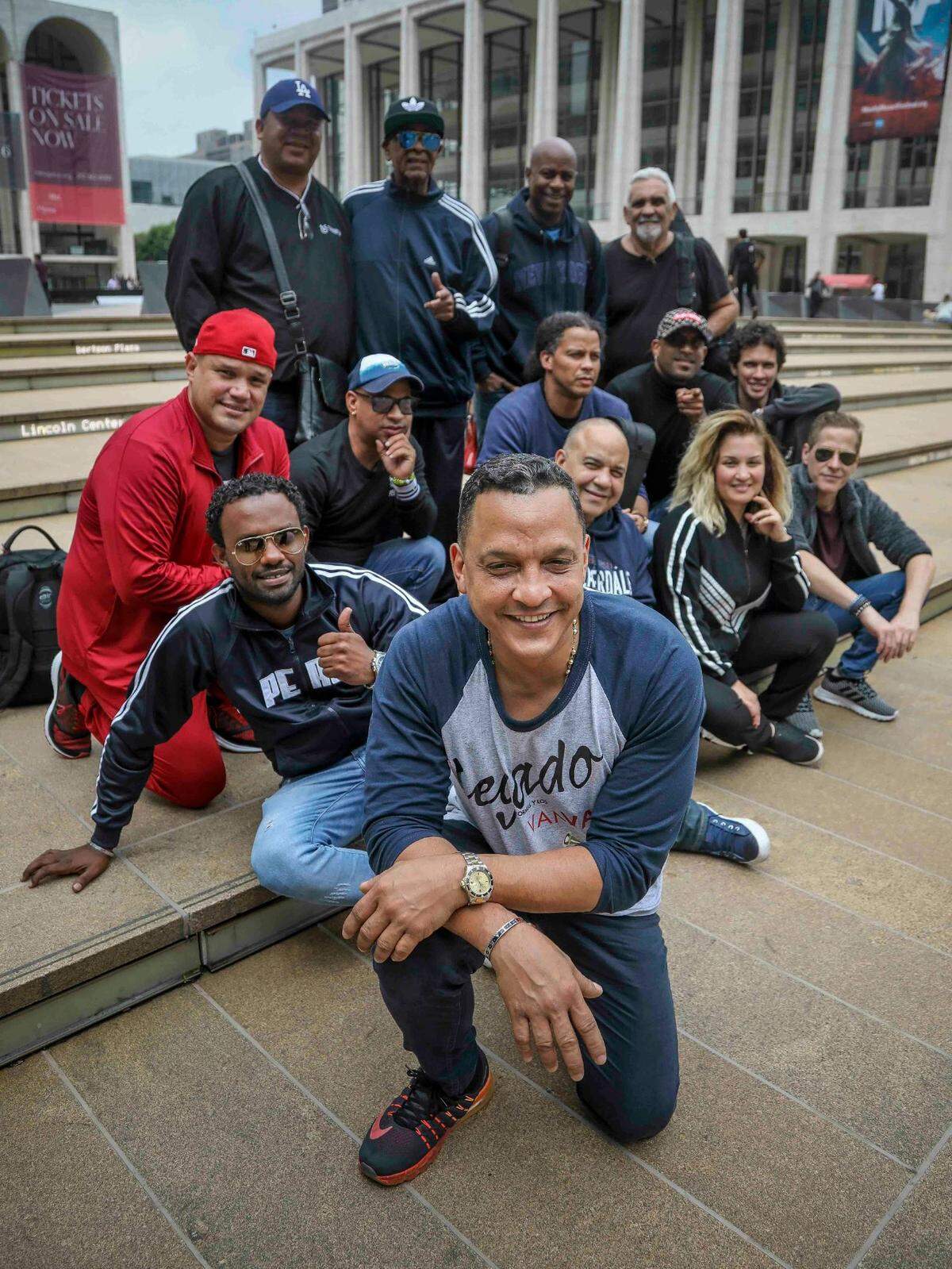 Samuel Formell (al frente) con integrantes de Los Van Van en Nueva York en junio del 2019. La orquesta cubana inicia una gira por Puerto Rico y varias ciudades de Estados Unidos el 30 de abril y se presentará en el sur de la Florida el 20 de mayo.