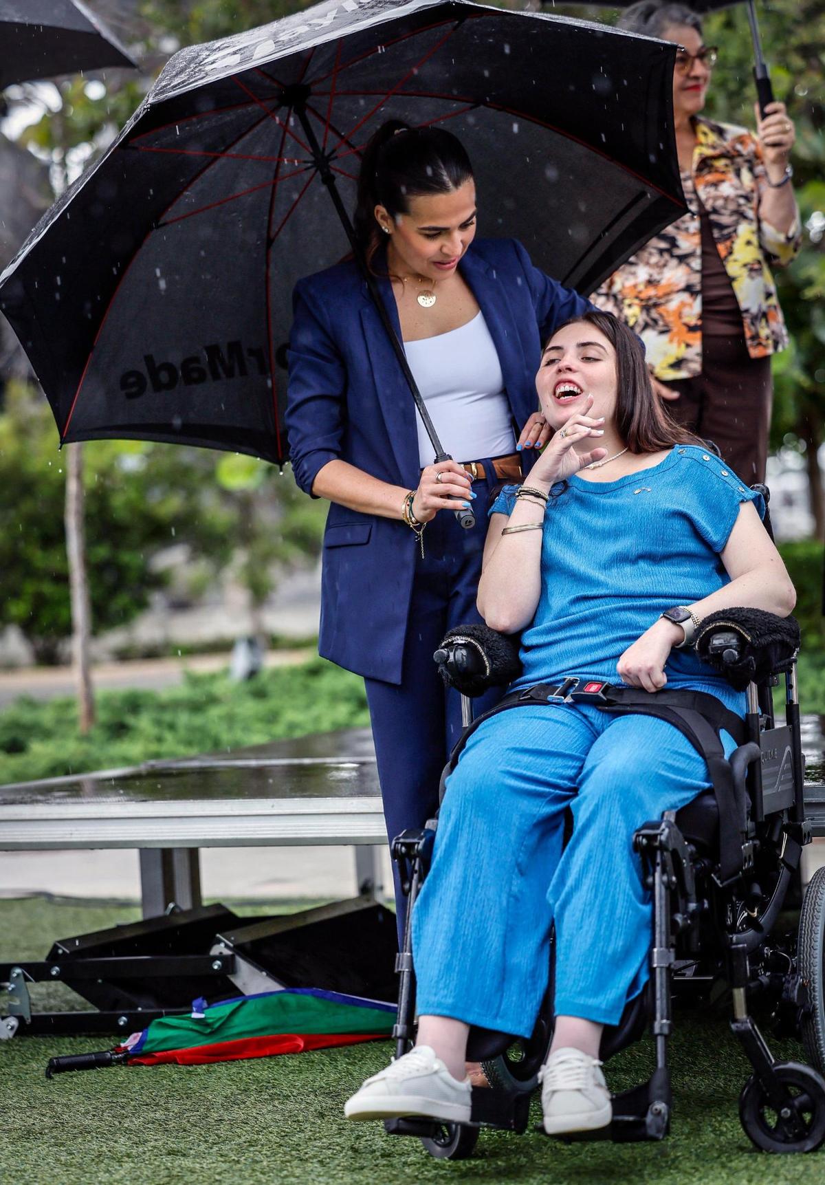 Amanda Puig, de pie junto a su hermana, Katerina “Katy” Puig, sobreviviente de un accidente náutico, junto a Meli Fernández, madre de Luciana “Lucy” Fernández, víctima de un accidente náutico, habla durante una conferencia de prensa en conmemoración de la firma de la Ley Lucy en el Bayshore Club de Miami, Florida, el miércoles 2 de julio de 2025. La firma de la Ley Lucy destaca la campaña “Diviértete. Cuídate” de la organización antes del fin de semana festivo del 4 de julio, uno de los períodos más concurridos y peligrosos en las vías fluviales de Florida. La Ley Lucy, promulgada el 27 de junio de 2025 y vigente a partir del 1 de julio de 2025, rinde homenaje a la vida de Luciana Fernández, de 17 años.