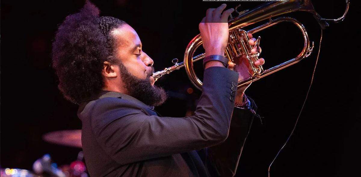 Jean Caze en vivo en la Plaza del Adrienne Arsht Center.