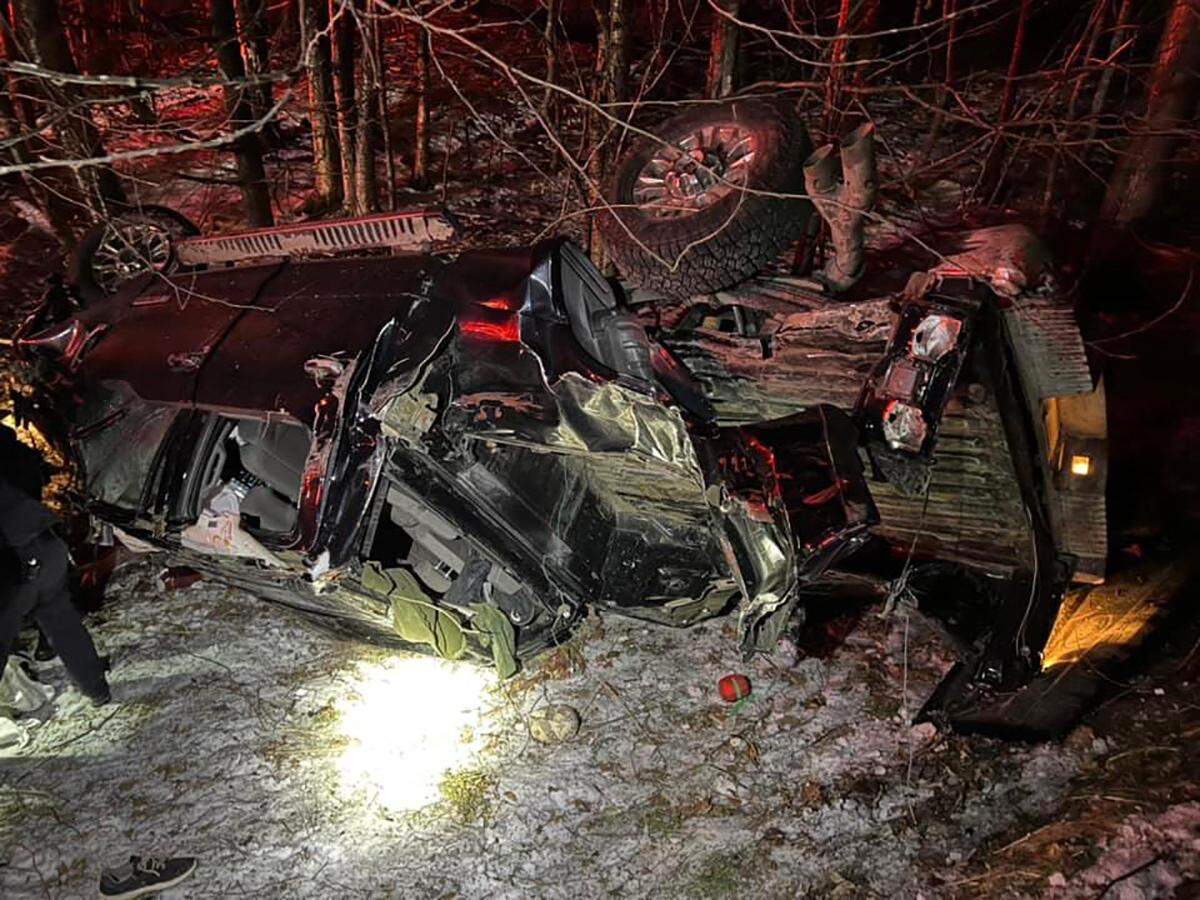 Esta foto de la página de Facebook de la Policía Estatal de New Hampshire muestra la camioneta que los oficiales pudieron localizar gracias al perro Tinsley que los llevó allí después del accidente, el 3 de enero de 2022.