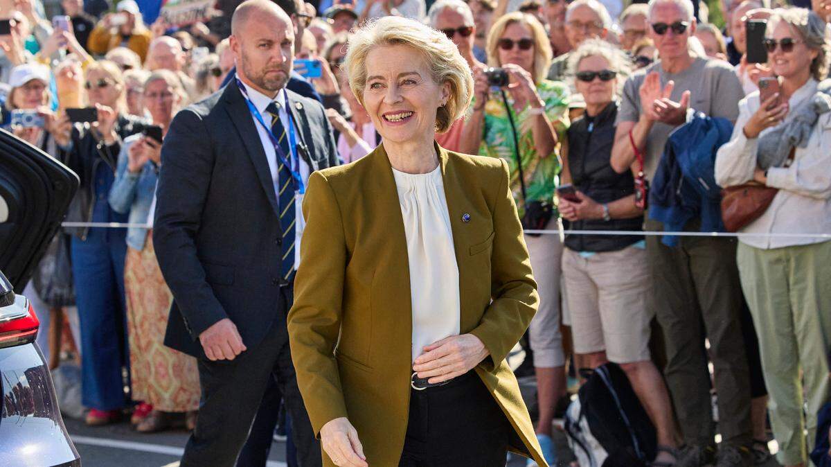Ursula von der Leyen, presidenta de la Comisión Europea, ha sido elogiada por mantener una postura racional ante las amenazas de aranceles del presidente de EEUU, Donald Trump. En la foto, Von der Leyen visita Aarhus, Dinamarca, el jueves 3 de julio de 2025.