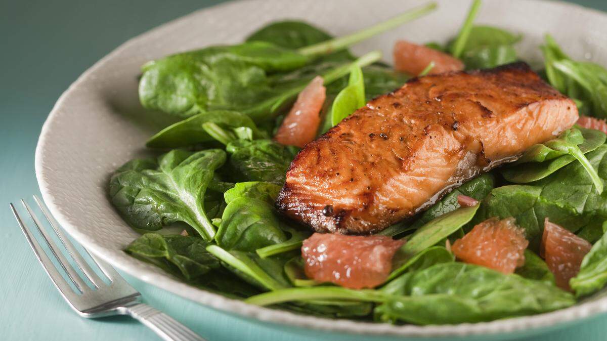 Una nueva investigación respalda la idea de que adoptar la dieta mediterránea podría disminuir significativamente el riesgo de enfermedades cardíacas.