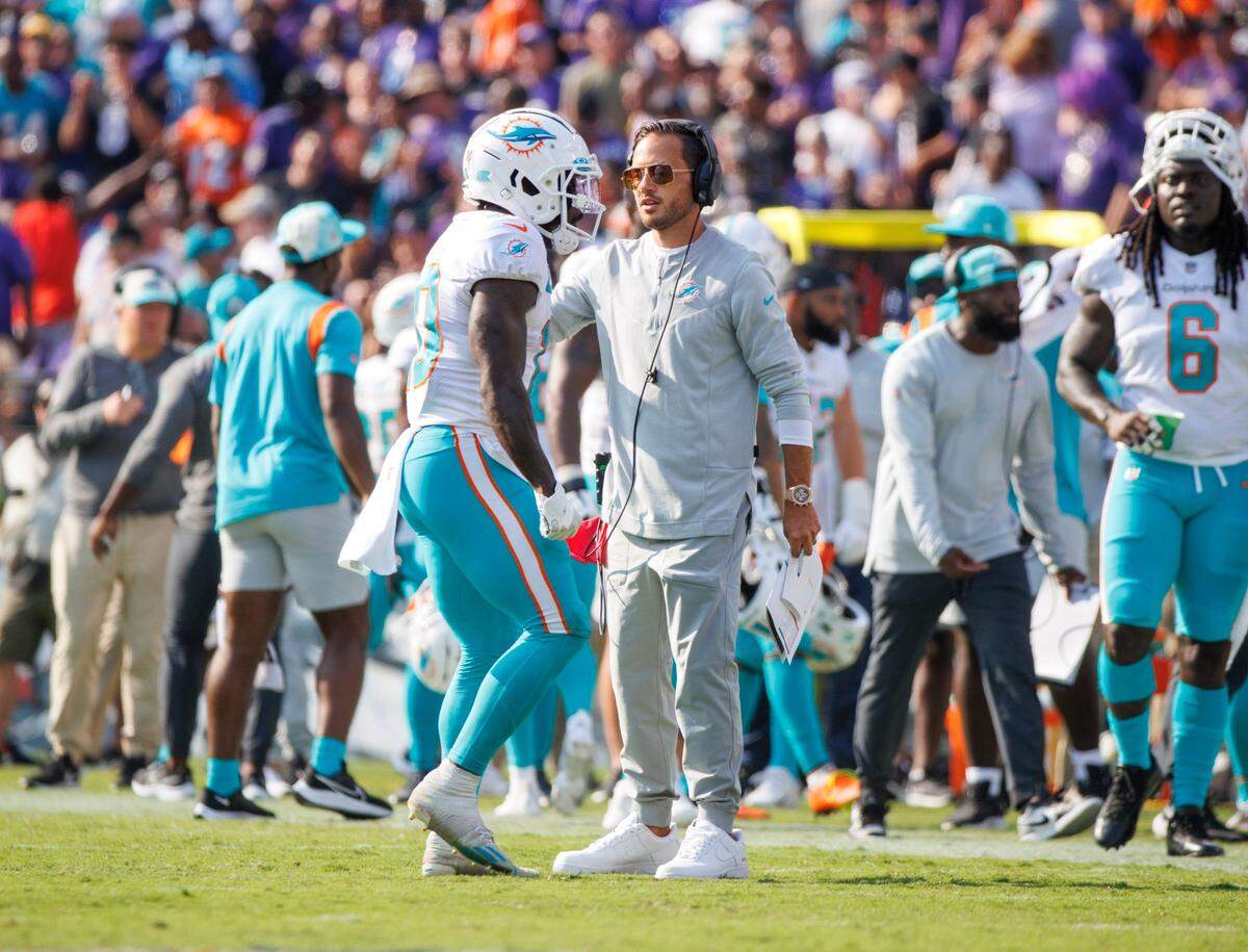 El wide receiver de los Dolphins Tyreek Hill celebra con el entrenador del equipo Mike McDaniel tras anotar un touchdown n el último cuarto del partido ante los Ravens, celebrado el 18 de septiembre de 2022 en Baltimore.