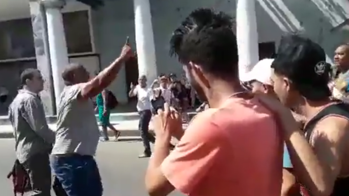 Disidentes cubanos protestan en La Habana.