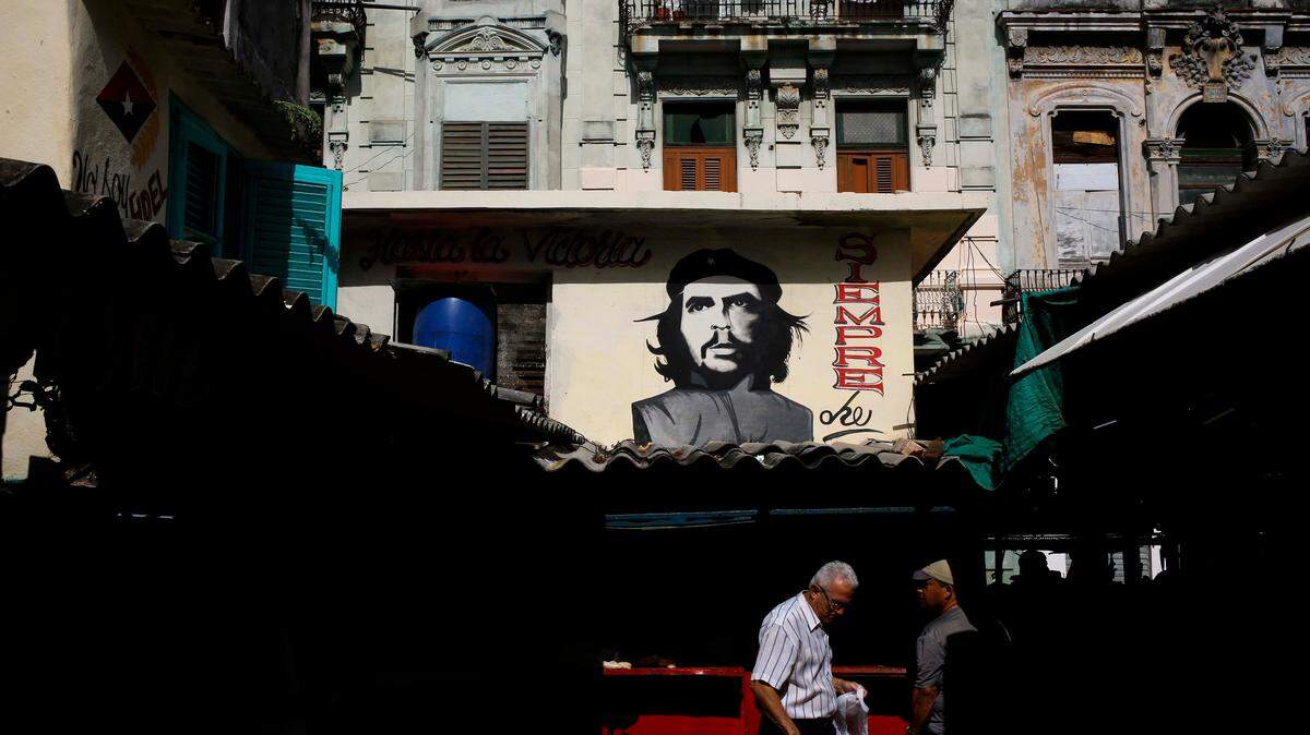 Un mural con Ernesto ‘Che’ Guevara en un mercado en La Habana el 28 de diciembre del 2018.