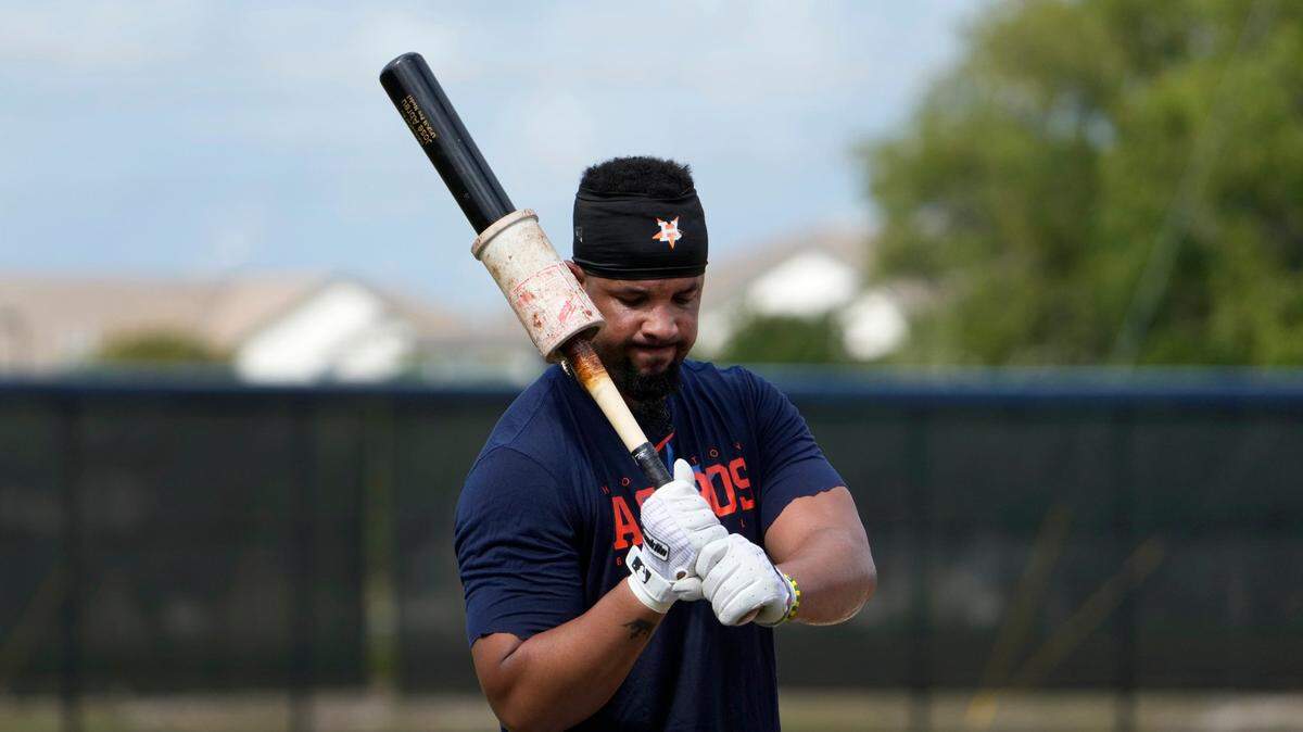 El jugador de los Astros José Abreu durante una práctica en el entrenamiento de primavera, el 17 de febrero de 2023 en West Palm Beach, Florida.