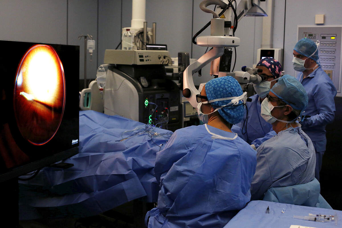 La diabetes, una patología crónica, afecta a la capacidad del cuerpo para regular el nivel de glucosa en sangre. Con el paso del tiempo, este exceso de glucosa puede dañar los vasos sanguíneos de la retina la capa sensible a la luz situada en la parte posterior del ojo y provocar alteraciones como la retinopatía diabética.