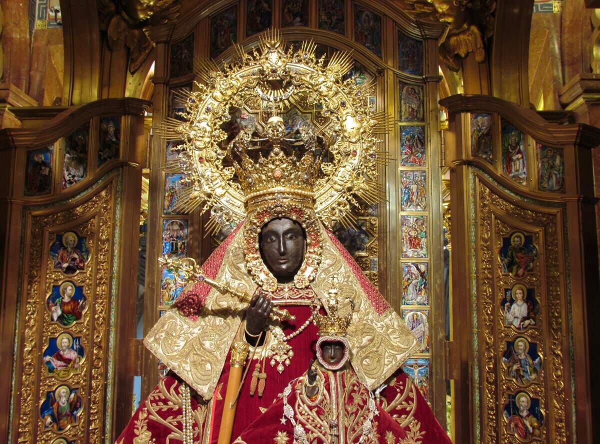 Santuario de Santa María de Guadalupe, declarada en 1907 Patrona de Extremadura y coronada como Reina de las Españas el 12 de octubre de 1928.     
