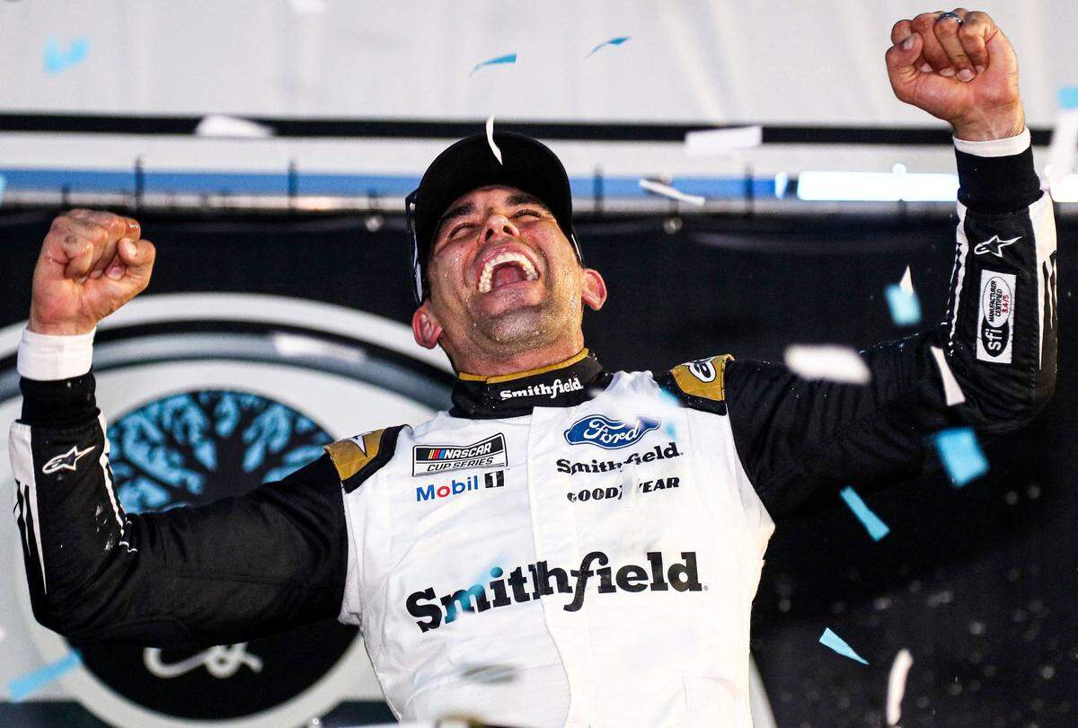 Aric Almirola celebra eufórico su impresionante victoria en New Hampshire en julio de 2021.