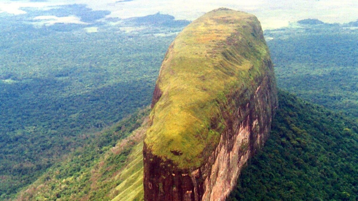 Vista aérea del Apauray Tepuy, uno de los numerosos tepuyes que existen el Parque Nacional Cansituadima, en Canaima. Este parque, situado en el sureste de Venezuela junto a la frontera con Brasil y Guayana, es uno de los mayores atractivos turísticos del país por sus variados paisajes y su biodiversidad única en el mundo.