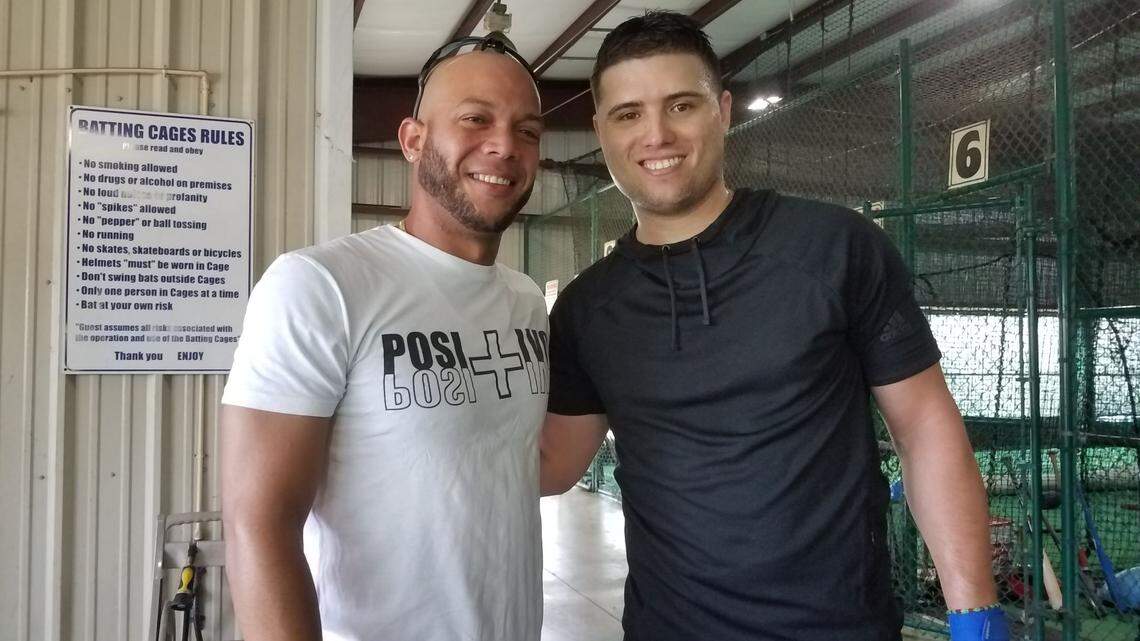 YADIEL HERNANDEZ junto a su compatriota Aledmys Díaz (d) durante una sesión de bateo en Miami.