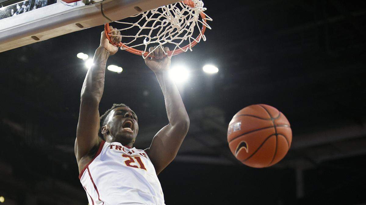 De padres nigerianos, el ala-pívot de 19 años Onyeka Okongwu. promedió esta temporada 16,2 puntos, 8,6 rebotes y 2,7 tapones por partido y los expertos lo sitúan entre los primeros jugadores que serán elegidos en el draft.