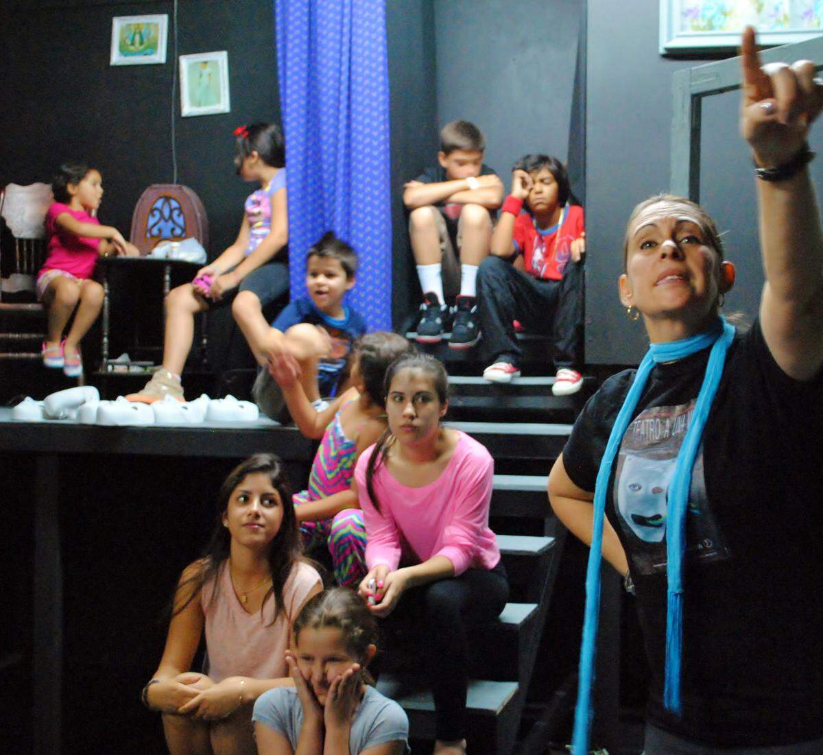 La actriz Ibetti Pérez prepara a sus alumnos del grupo de teatro Gira-Sol. Pérez, también trabaja como productora de radio y televisión  para cubrir sus gastos mensuales.