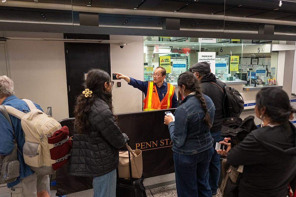 Empleados de la MTA que atienden un puesto de atención al cliente del LIRR ofrecen indicaciones a los viajeros afectados por la huelga de los trabajadores del LIRR en la estación Penn, el 16 de mayo de 2026, en la ciudad de Nueva York.