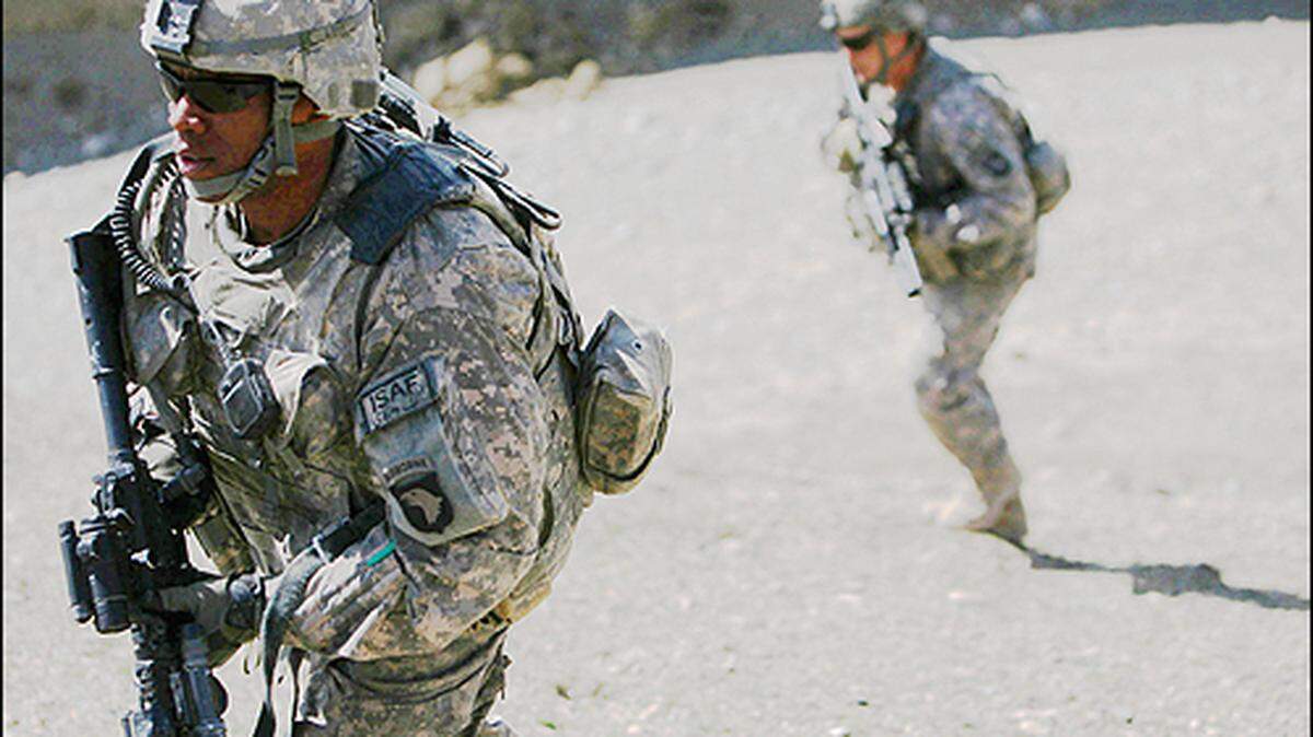 Soldados estadounidenses patrullan el norte de Kabul, Afganistán, el otro frente de combate de Estados Unidos.