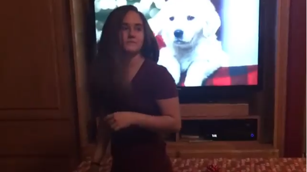 La familia del pelotero de los Astros Alex Bregman abre la gran caja de regalo en la fiesta de Navidad.