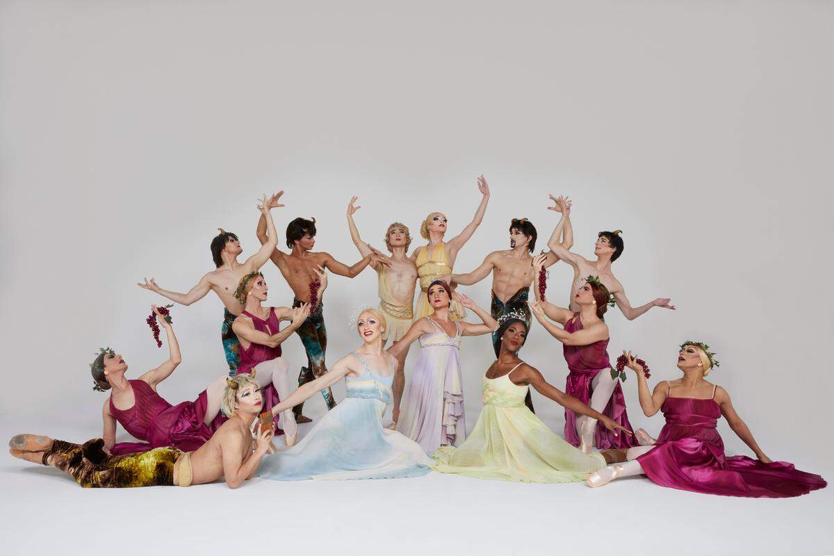 Los bailarines de Les Ballets Trockadero en “Walpurgisnacht”, una bacanal al estilo soviético. 