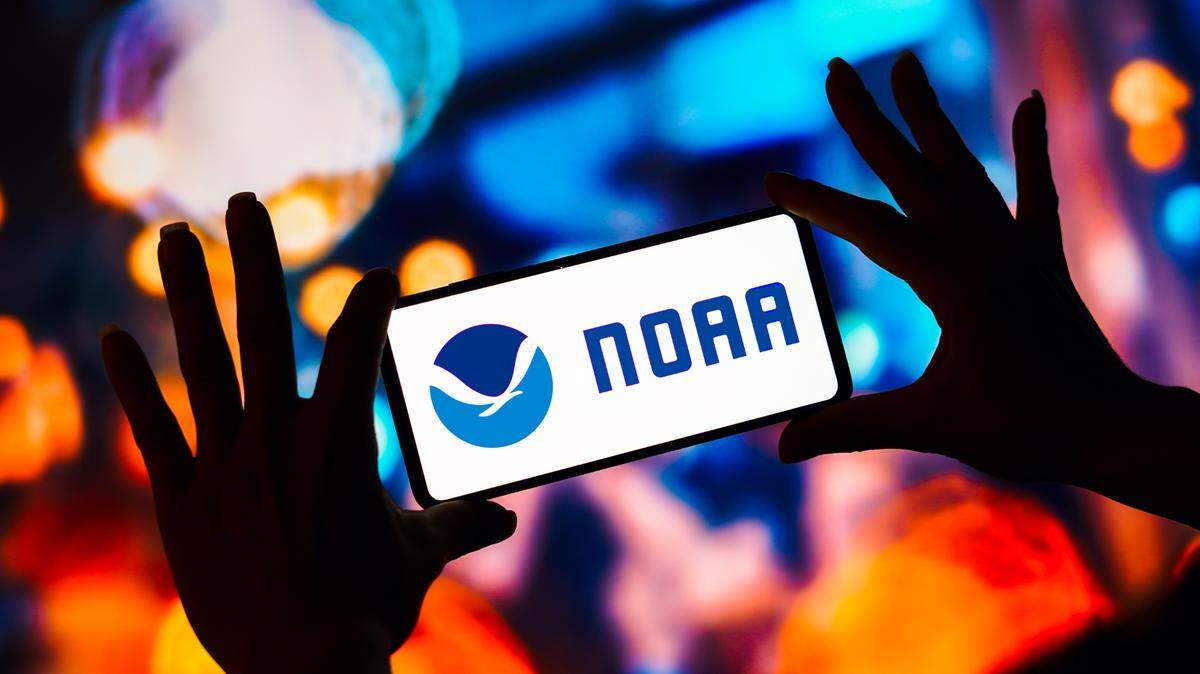 En esta ilustración fotográfica, el logotipo de la Administración Nacional Oceánica y Atmosférica (NOAA) se muestra en la pantalla de un teléfono inteligente. 