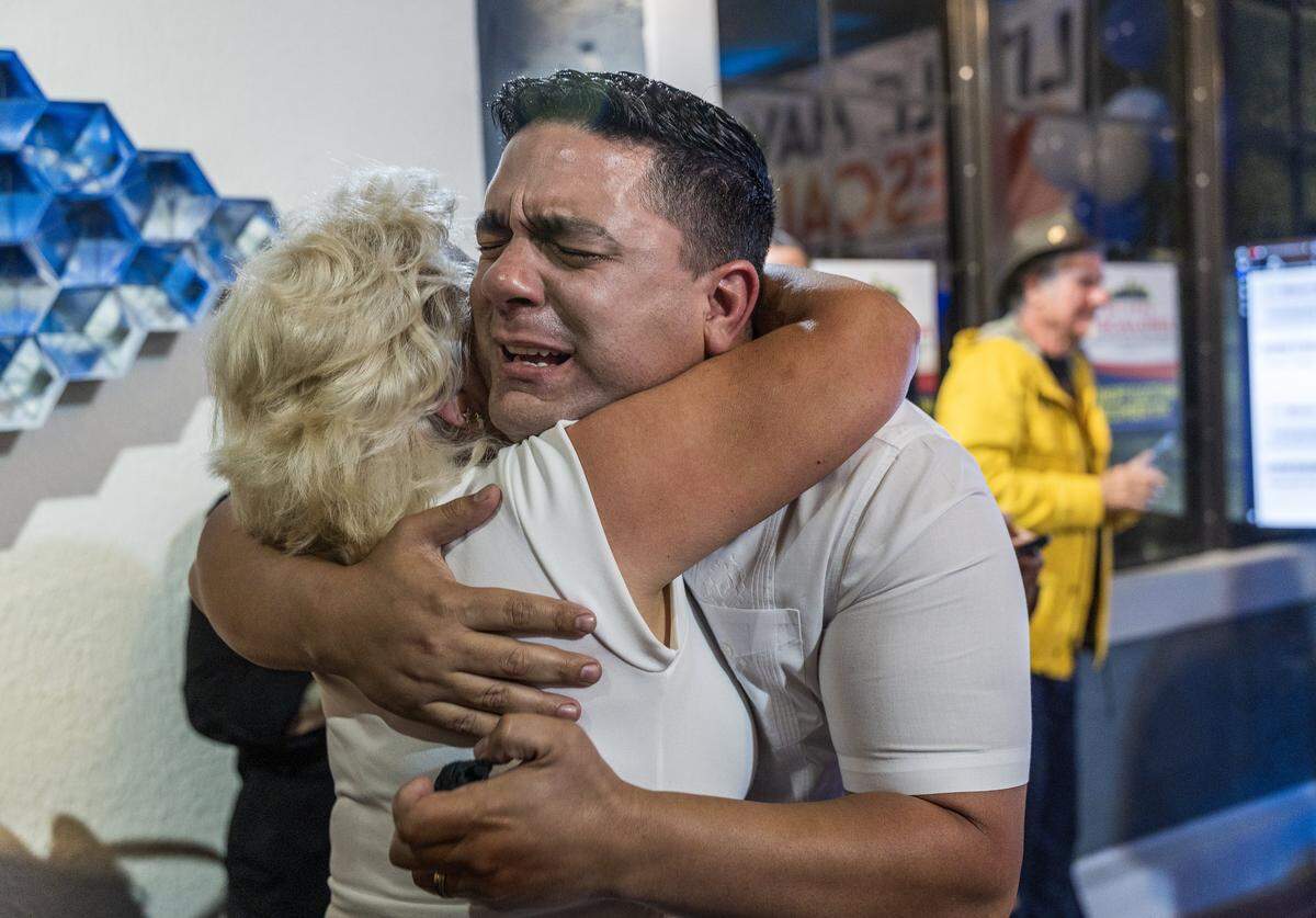Rolando Escalona abraza a su madre Mayra Guerra tras su victoria sobre Frank Carollo en la segunda vuelta de las elecciones que lo convierte en el nuevo comisionado del  Distrito 3 de Miami, efectuada el 9 de diciembre de 2025.