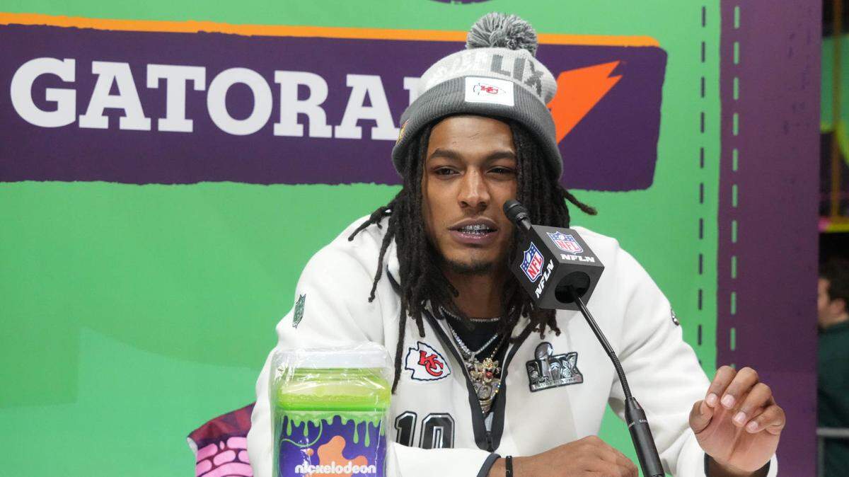 El running back de los Chiefs de Kansas City Isiah Pacheco habla con la prensa en el inicio de la semana del Super Bowl, el 3 de febrero de 2025 en Nueva Orleans.