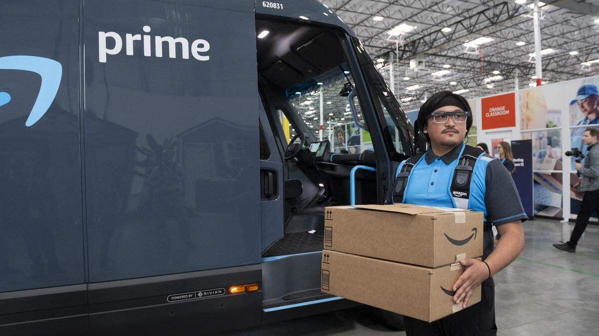 An Amazon delivery driver wears smart glasses displaying real-time navigation and delivery instructions directly in his field of vision, during Amazon's "Delivering the Future" presentation at DUR3 Delivery Station in Milpitas, California on October 22, 2025. (Photo by Laure Andrillon / AFP) (Photo by LAURE ANDRILLON/AFP via Getty Images)