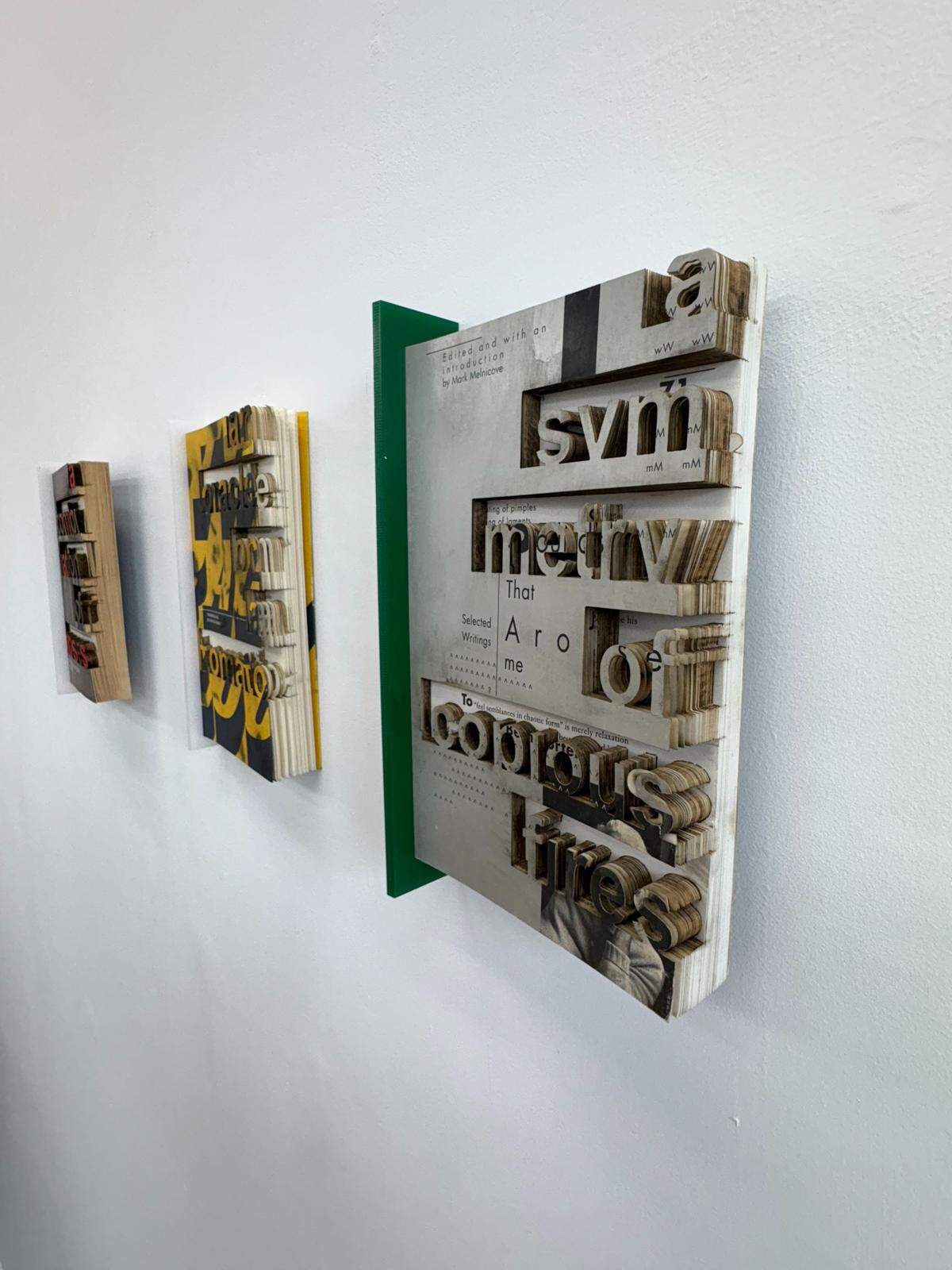 Muestra colectiva “Formas de memoria y reescritura”. Obra en sala. Detalle de la pintura instalativa de Rafael Domenech. Mahara + co, Miami, 2025.&nbsp;