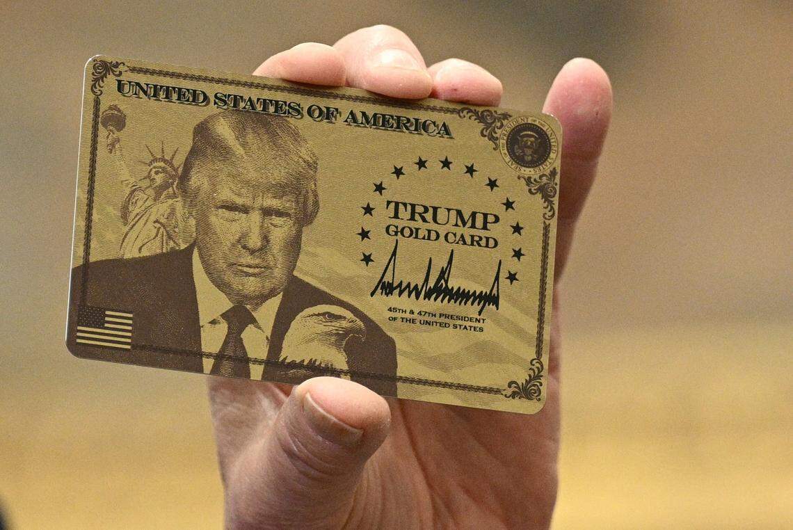 El presidente de Estados Unidos, Donald Trump, sostiene una “Trump Gold Card” mientras realiza un anuncio desde la Sala Roosevelt de la Casa Blanca, en Washington D. C., el 19 de diciembre de 2025.