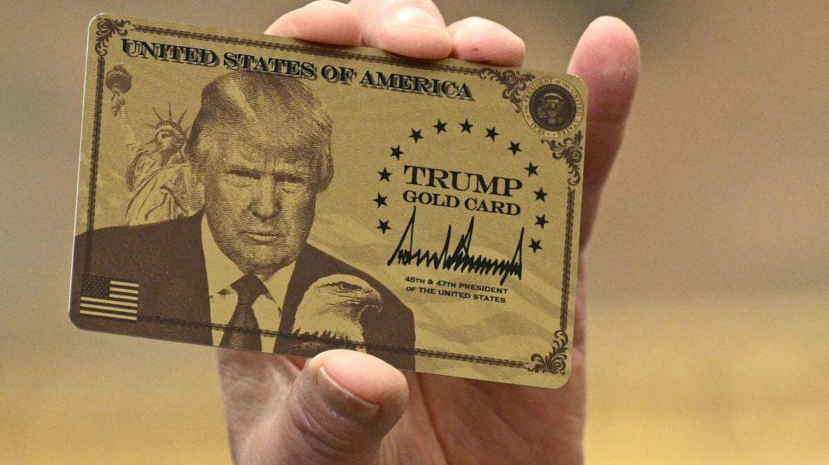 El presidente de Estados Unidos, Donald Trump, sostiene una “Trump Gold Card” mientras realiza un anuncio desde la Sala Roosevelt de la Casa Blanca, en Washington D. C., el 19 de diciembre de 2025.