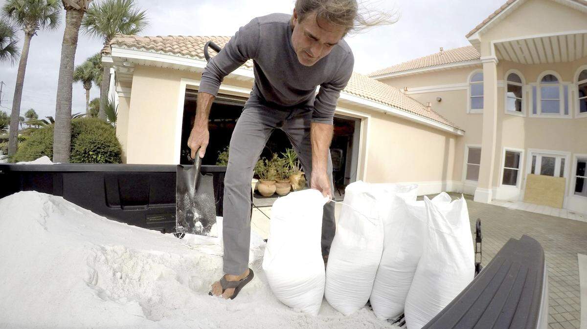 Rick Johnson llena bolsas con arena el martes 9 de octubre de 2018 en su casa en Okaloosa Island, en Fort Walton Beach, Florida,  como preparativo para la llegada del huracán Michael.
