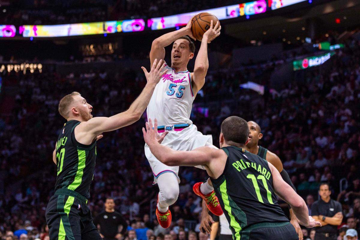 El jugador del Heat Duncan Robinson (55) trata de pasar la pelota ante la defensa de los Celtics de Boston, en el partido celebrado el 10 de febrero de 2025 en Miami.