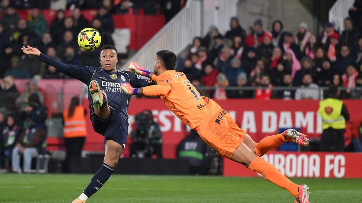 El Real Madrid no pudo pasar del empate 1-1 en su visita al Girona, este domingo en la 14ª jornada de la liga española, donde cedió el liderato al FC Barcelona, que la víspera había ganado 3-1 al Alavés.