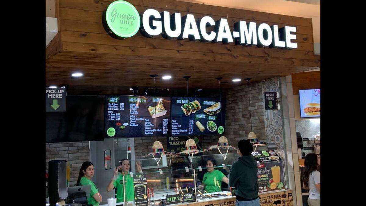 Guaca-Mole en un patio de comidas del Dadeland Mall.