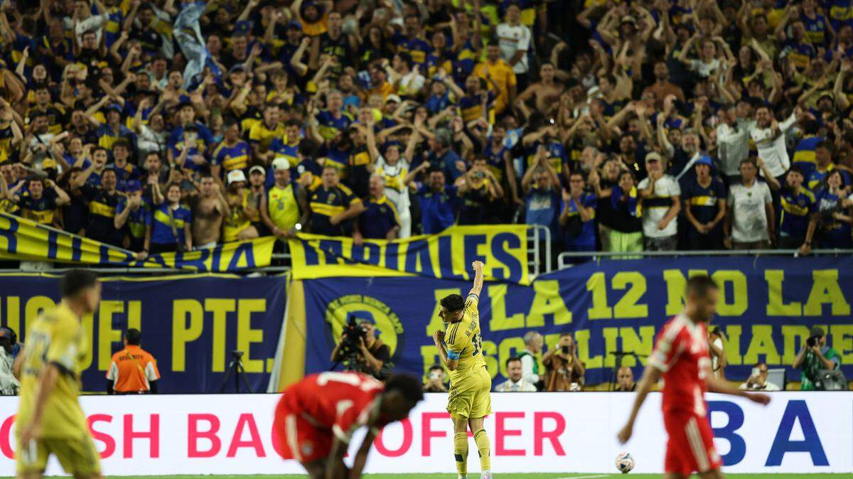 Miguel Merentiel (2do. der.) de CA Boca Juniors celebra su gol durante el partido del Grupo C entre el Bayern Munich de Alemania y CA Boca Juniors de Argentina en la Copa Mundial de Clubes de la FIFA 2025 en el Hard Rock Stadium, Miami, Estados Unidos, el 20 de junio de 2025.